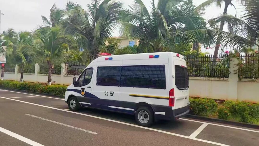 幸运彩警力输送车奔赴海南，为自贸港封关构筑安全防线