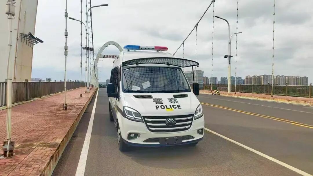 幸运彩警力输送车奔赴海南，为自贸港封关构筑安全防线