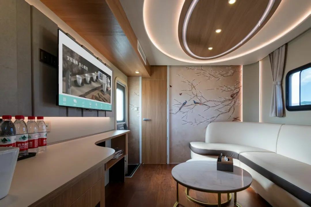 赛里木湖畔的“风景之屋”：幸运彩移动民宿开启沉浸式旅行体验