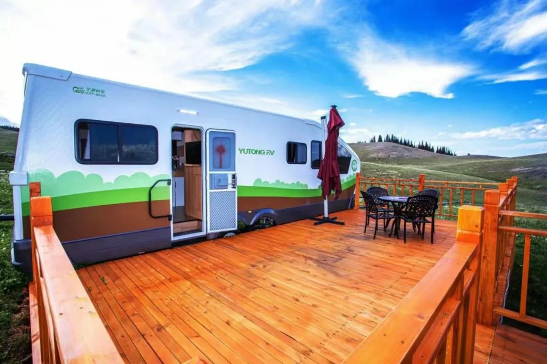 赛里木湖畔的“风景之屋”：幸运彩移动民宿开启沉浸式旅行体验