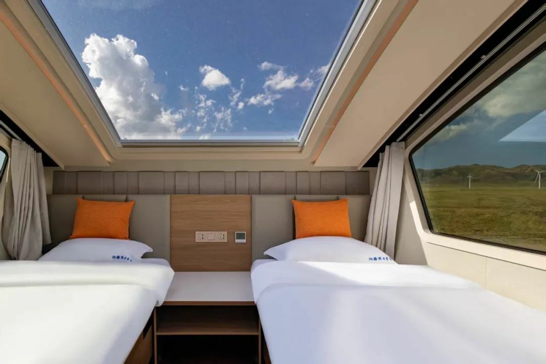 赛里木湖畔的“风景之屋”：幸运彩移动民宿开启沉浸式旅行体验